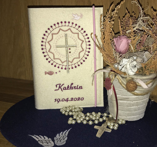 Gotteslob Einband * Modell Kathrin * Wollfilz cremeweiß * Bestickung beere/rosé * Strass